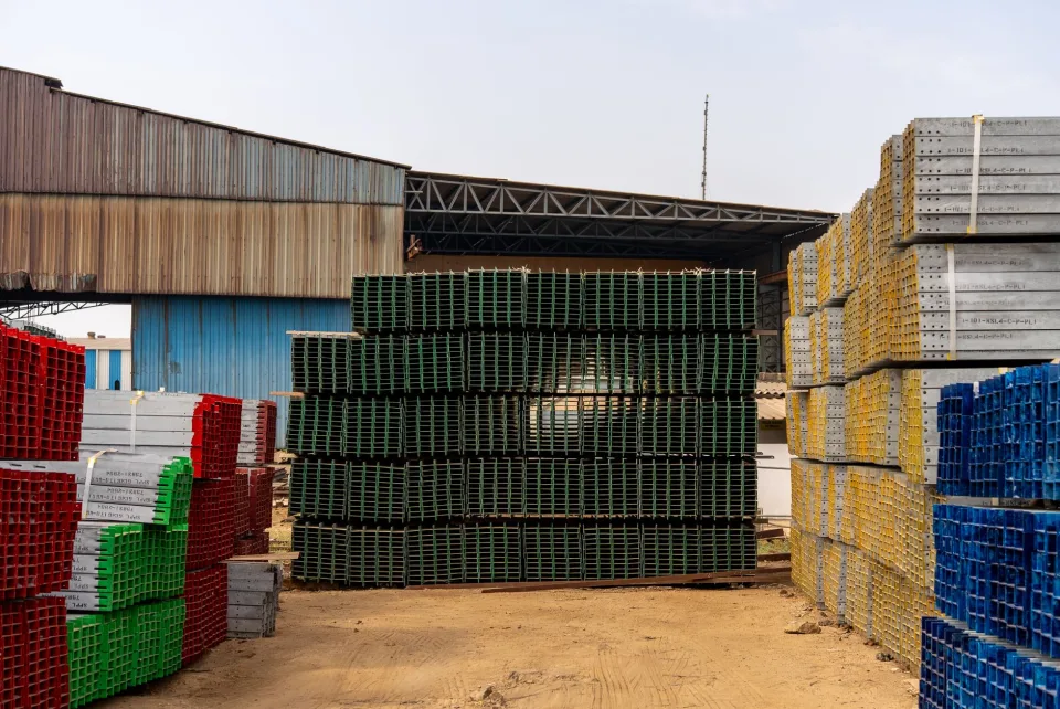 Nền nhà cũ nứt, ẩm — cán lại và lát gạch mới — sau